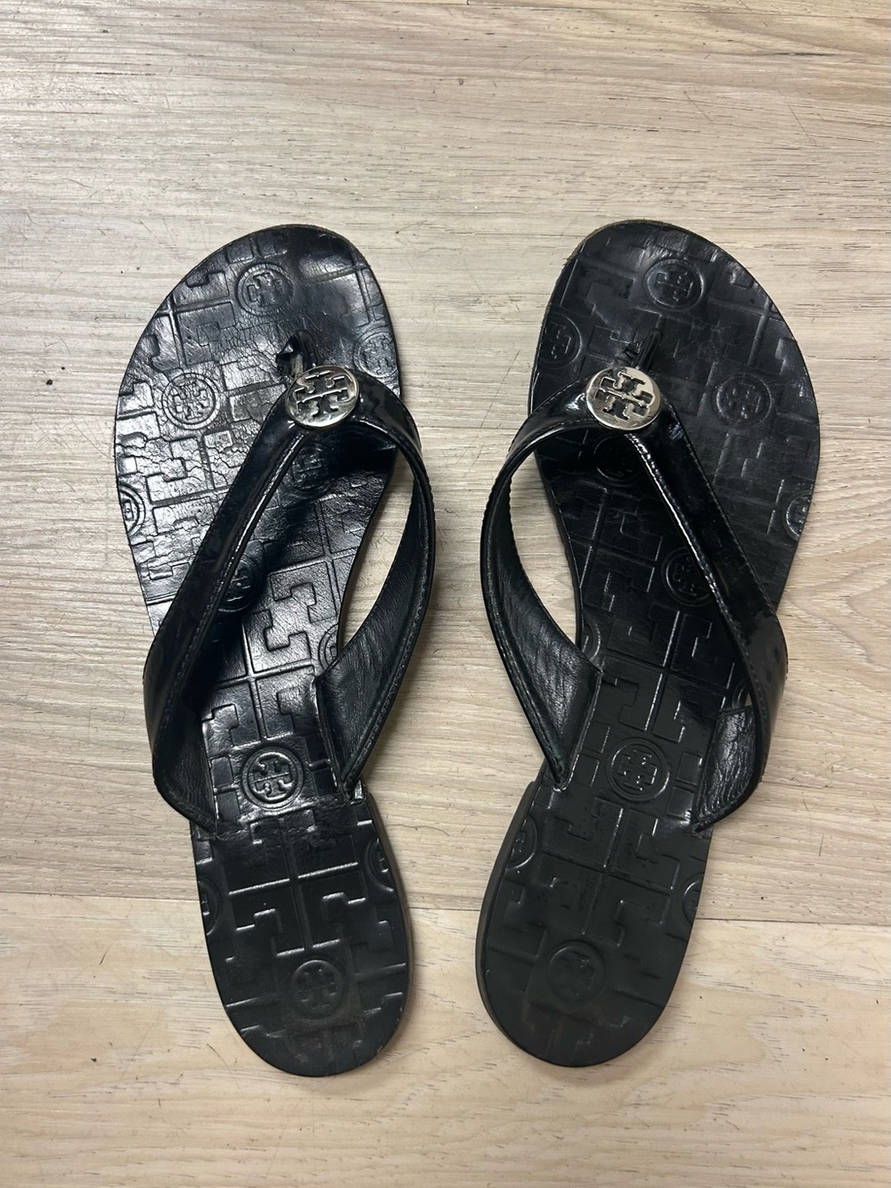 Tory Burch Thora Thong Sandals Black Strap Leather Size 9M Logo Flip Flops Beach